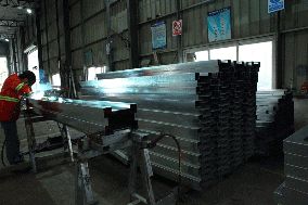 鋼圍擋生產(chǎn)流程大揭秘：10余道工序，鑄就工地安全防線(xiàn)