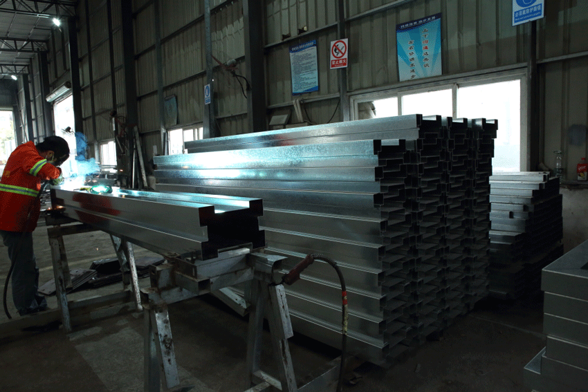 鋼圍擋生產(chǎn)流程大揭秘：10余道工序，鑄就工地安全防線